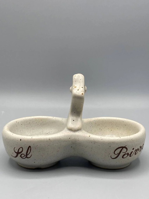 Saliera e pepiera doppie, in gres maculato, con manico a fungo e iscrizione in corsivo marrone. – servies