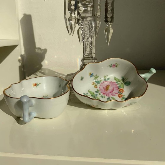 Image 1 of Coppia di antichi piatti giapponesi in porcellana Kutani a forma di foglia – Era Meiji/Taisho – Dipinti a mano e dorati