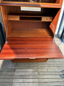 Vintage mid century formule meubel secretaire met bijpassende kast met glazen schuifdeurtjes