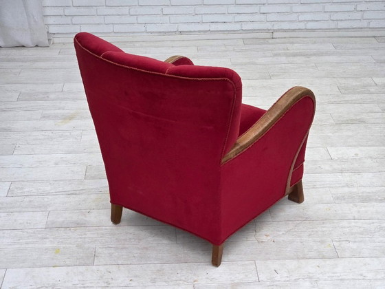 Image 1 of Fauteuil danois des années 1960, revêtement en velours rouge, bois de chêne.