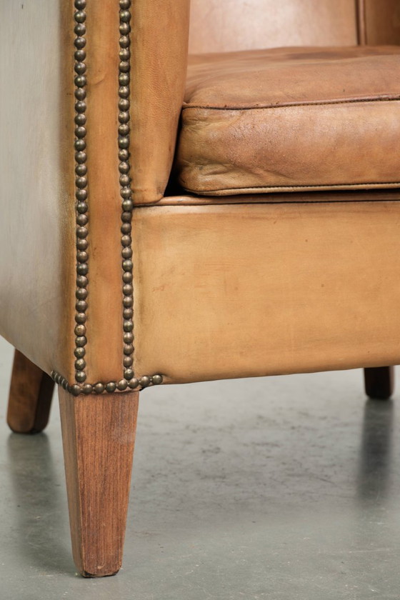 Charaktervoller Club-Sessel aus Schafsleder in hellem Cognac, mit Ziernägeln verziert – Leather (photo 12 of 13)