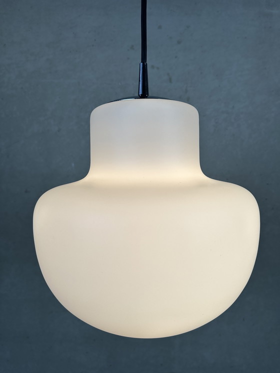 Image 1 of Suspension vintage 'champignon' en opaline - Peill & Putzler