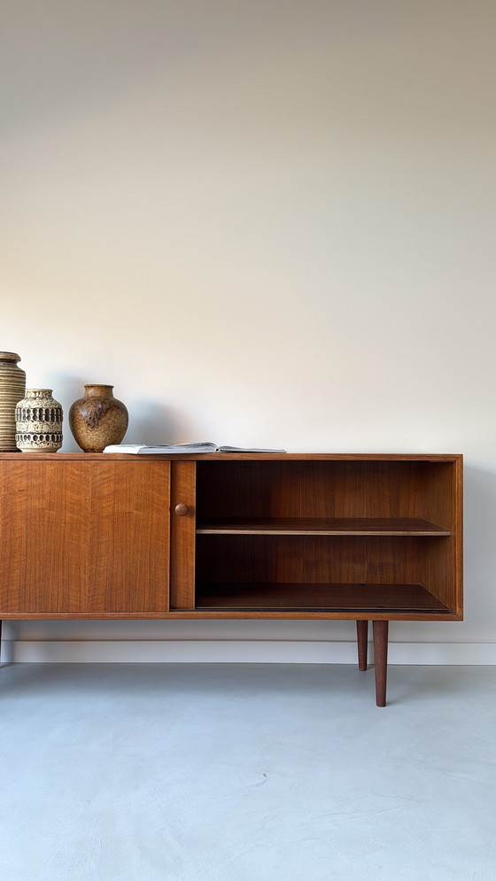 Image 1 of Buffet vintage en bois avec portes coulissantes