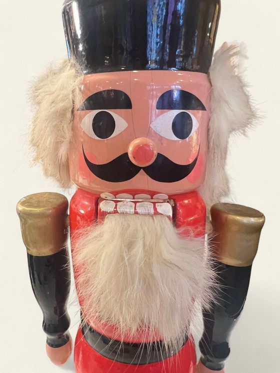 Image 1 of Original Erzgebirgischer Nussknacker „Soldat“ in Roter Uniform | Handgefertigt