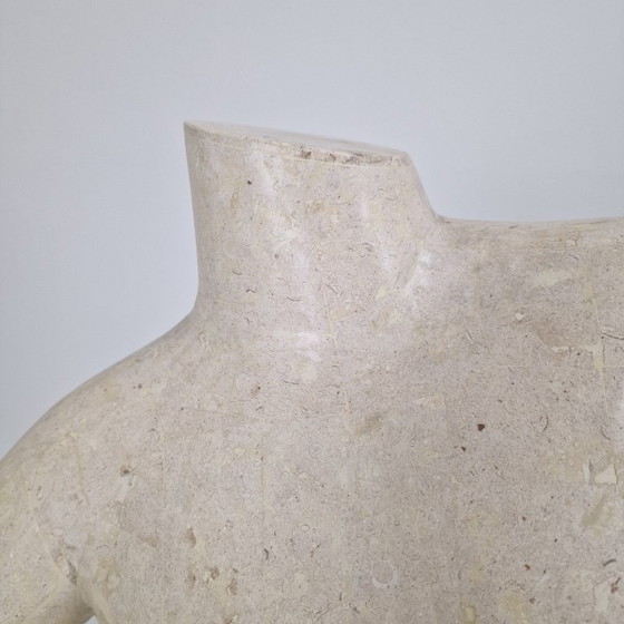 Image 1 of Torso femminile scultoreo contemporaneo realizzato con strati di pietra di Mactan recuperata, anni '80