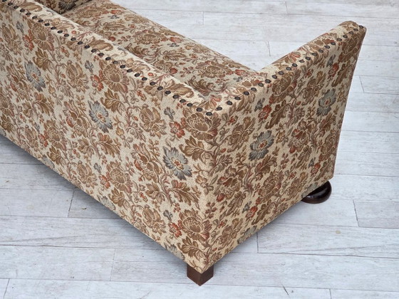 Image 1 of Dänisches 2-Sitzer-Sofa aus den 1950er Jahren, beiger/brauner Möbelstoff, Eichenholz.