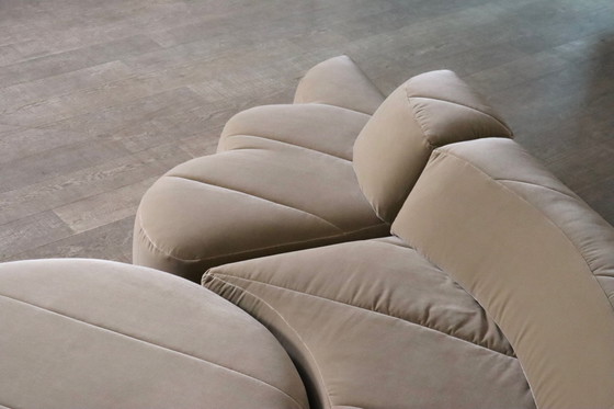Image 1 of Roche Bobois "Paysage" Sofalandschaft aus beigem Samt von Hans Hopfer, 1974