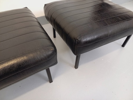 Image 1 of Set van 2 vintage modernistische loungestoelen in zwart kunstleer en metaal uit de jaren 60.