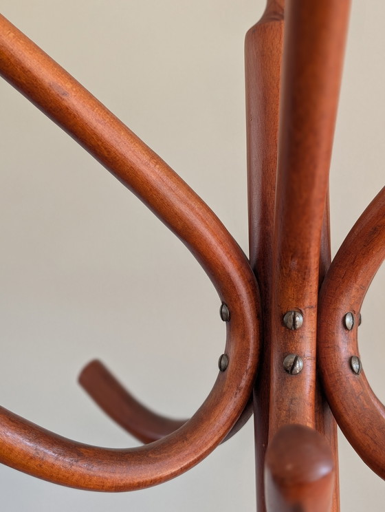 Image 1 of Gran perchero de madera al estilo de Thonet.