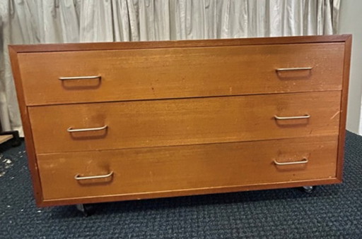 Commode à roulettes