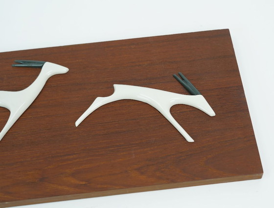 Teak-Wandpaneel im Mid-Century-Modern-Stil mit Porzellan-Antilopen von Sgrafo, modernes Design der 1960er (photo 4 of 9)