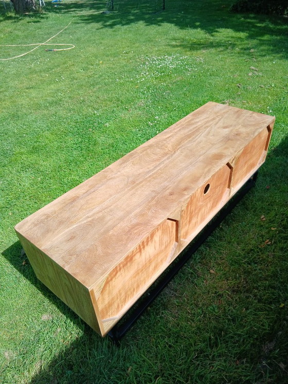 Image 1 of Meuble TV en bois exotique massif avec façade à lattes – 150 cm