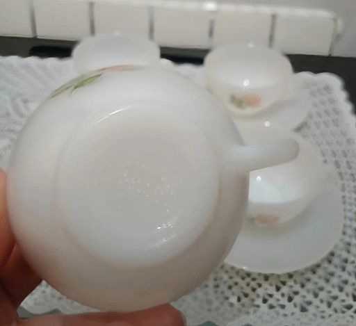 Romantic Set of 4 Arcopal Coffee Cups and Base Bags with Red Roses