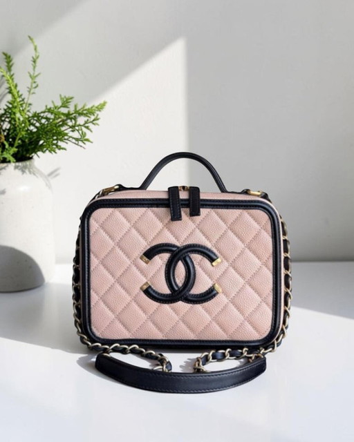 Beauty case Chanel Filigree Medium - Pelle di vitello martellata effetto caviale, nero e beige, Serie 24