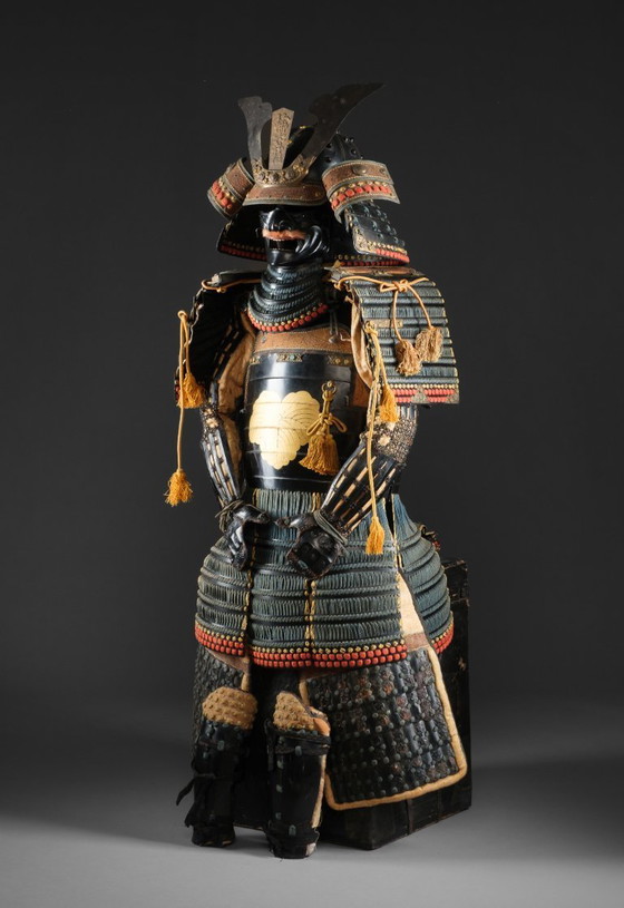 Image 1 of Samurai armour yoroi black lacquer with ivy leaf family crest