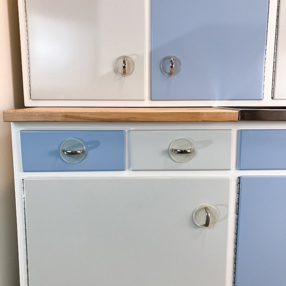 Image 1 of Muebles de cocina, azul pastel y gris claro, estilo años 60, mediados de siglo.