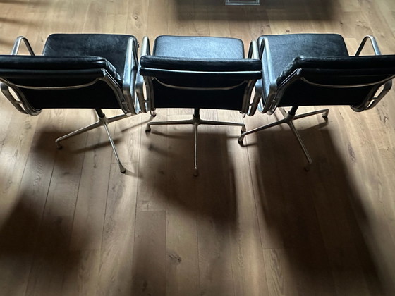 Vitra Eames Soft Pad Ledersessel x 3 (EA 208), Konferenzstuhl, Aluminium, Schwarz (Foto 2 von 10)