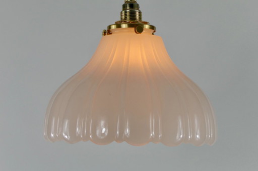 Lampe de plafond élégante en verre blanc Holophane côtelé avec support d'abat-jour en laiton