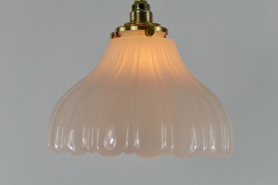 Image 1 of Elegante lámpara de techo Holophane de cristal blanco acanalado con soporte de pantalla de latón