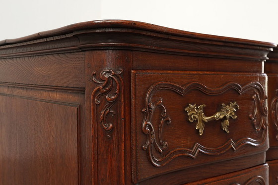 Image 1 of Commode en chêne du XVIIIe siècle de style Louis XV, faite à la main