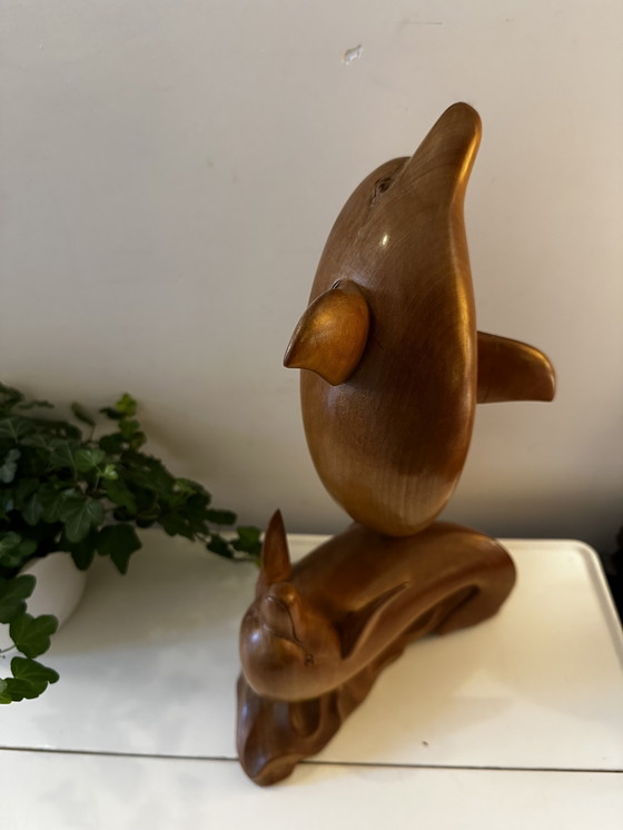 Image 1 of Handgeschnitzte Delfinstatue aus Holz