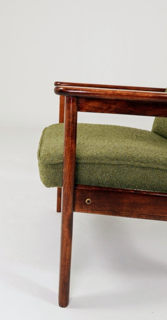 Image 1 of Retro Loungestoel Groene Boucle Bekleding, Ergonomische vorm, Vintage Stijl, Donker Noten Kleur Hout