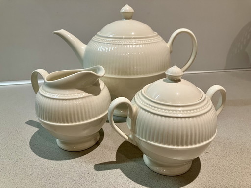 Theeset Van Een Theepot, Melkkannetje En Suikerpotje Uit De Wedgwood Windsor Serie