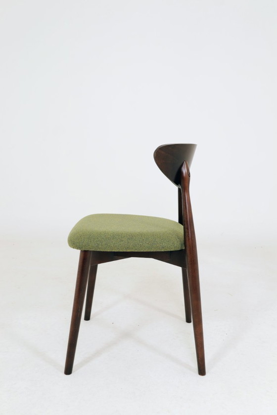 Image 1 of Moderne set van 4 eetkamerstoelen, avocadogroene stof en donker walnootkleurig beukenhout