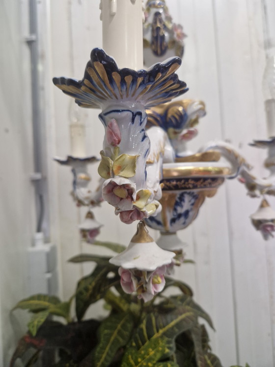 Image 1 of Ancien lustre en porcelaine