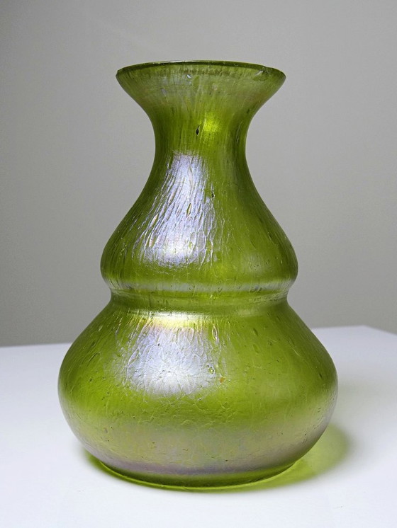 Image 1 of Piccolo vaso Art Nouveau in vetro soffiato verde iridescente, antico 1900-1915