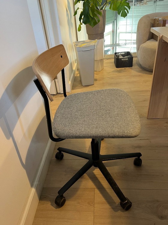 Image 1 of Sedia da ufficio multifunzione TAKT in rovere/grigio | Design scandinavo