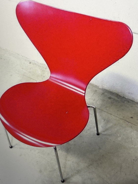 Image 1 of 6 Butterfly chairs ‘Series 7’ by Arne Jacobsen for Fritz Hansen.
