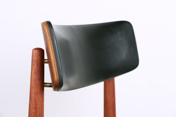 Image 1 of Juego de ocho sillas danesas de teca, polipiel negra y latón de Sven Chrobat para Sax, 1960