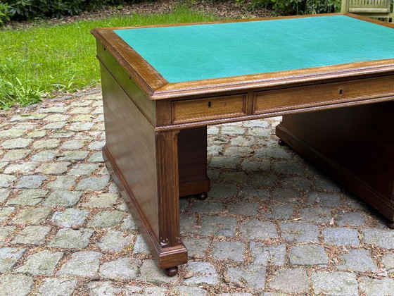 Image 1 of Scrivania da ministro/a per partner, 160x120 cm, mogano e rovere. 15 cassetti. Inglese.