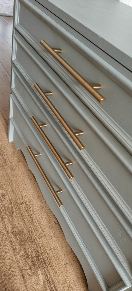 Image 1 of Commode de style campagnard – vert tendre avec poignées en laiton