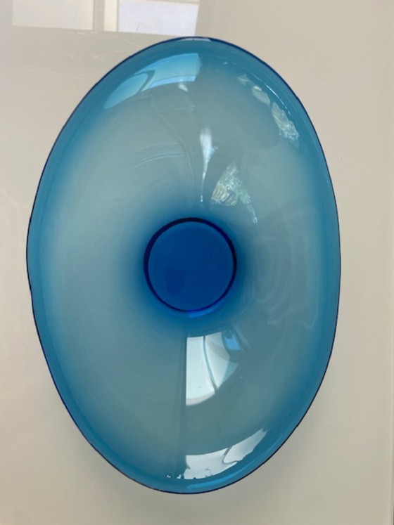 Image 1 of Cuenco de vidrio azul soplado a mano con diseño