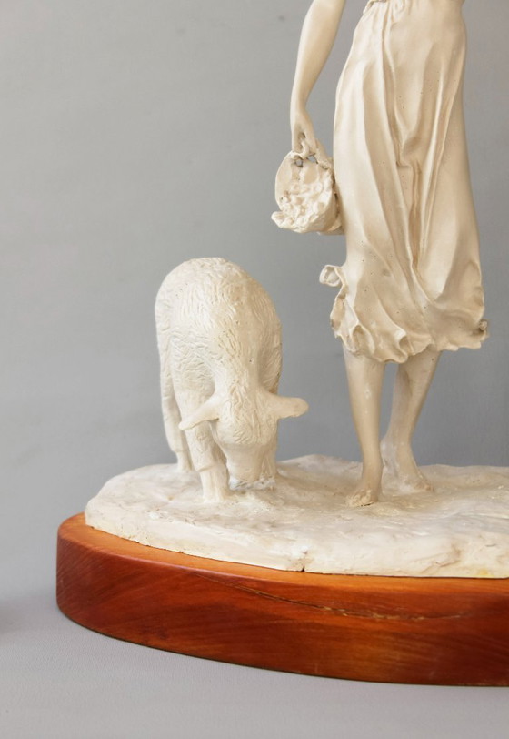 Image 1 of Escultura con niños en el campo. Escultura clásica. Niñas en el campo escultura. Escultura barata.