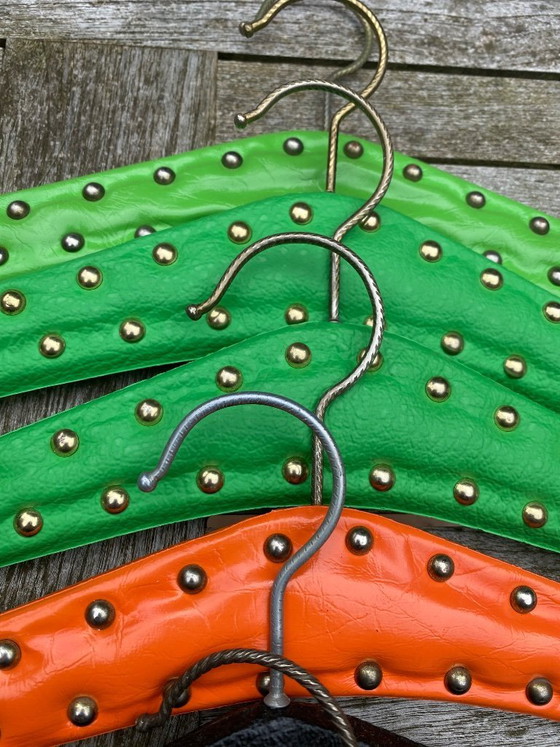Image 1 of Kledinghangerknopen uit het Rockabilly-tijdperk