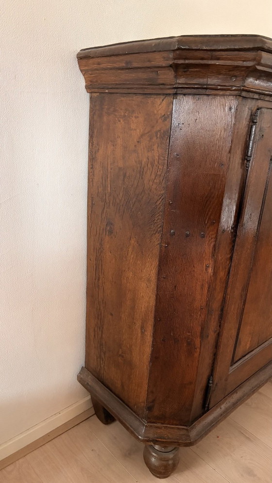 Antiker Eichenschrank aus dem frühen 18. Jahrhundert – Sideboard, Wood (photo 3 of 5)
