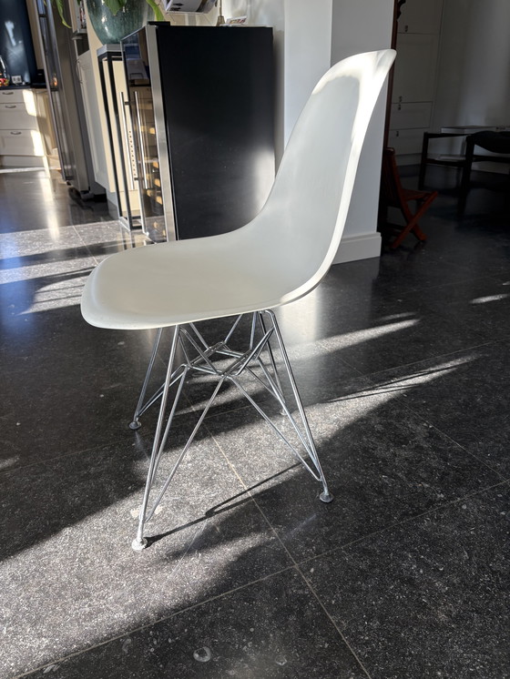 Image 1 of 5 Vitra Eames DSX stoelen