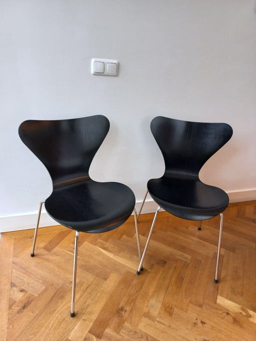 5 sedie a farfalla nere di Arne Jacobsen