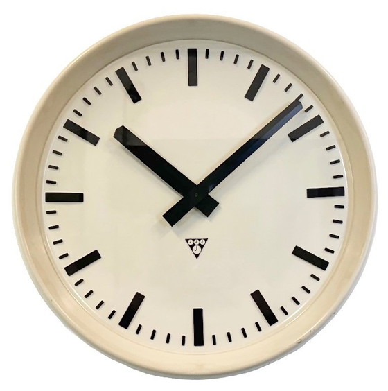 Image 1 of Grande orologio da parete industriale in bachelite di Pragotron, anni '60