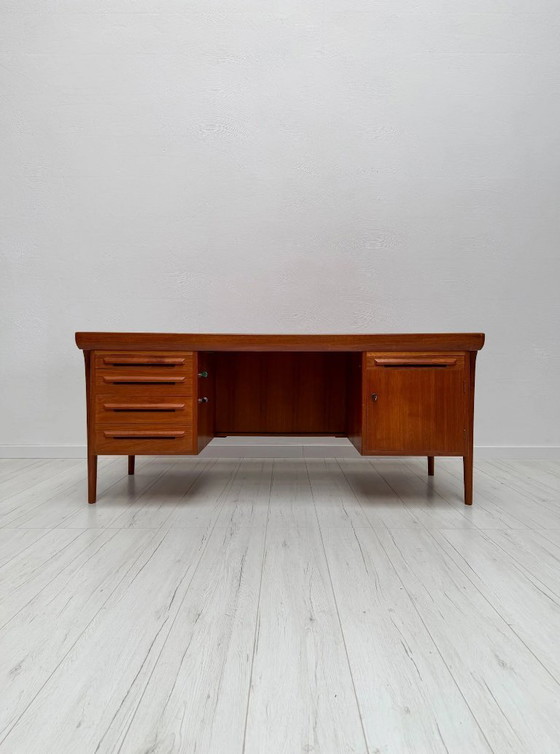 Image 1 of Vintage Deens design teakhouten directiebureau van Ib Kofod-Larsen, mid-century modern schrijfbureau, jaren 60