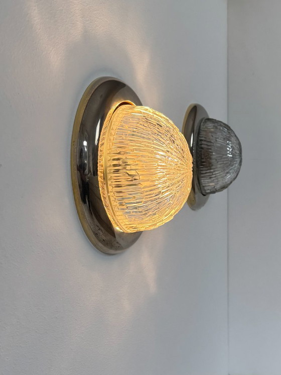 Image 1 of Coppia di applique da parete vintage, ottone e vetro convesso pressato modellato, Francia, 1960