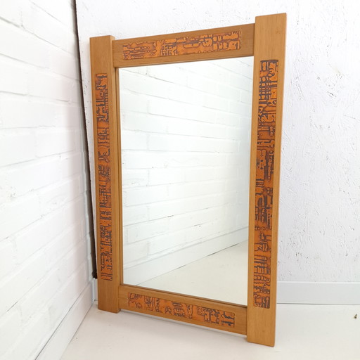 Espejo brutalista vintage de madera y cobre de los años 60.