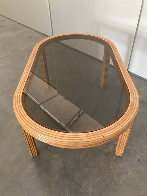 Table de salle à manger ovale en rotin et bambou avec plateau en verre fumé, 1970