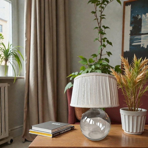 Lampe de table en verre avec une base sphérique et un abat-jour en lin