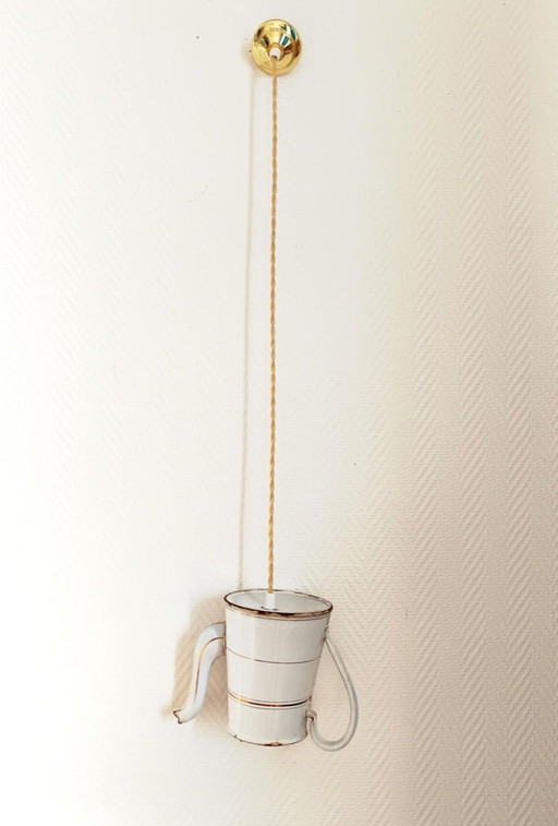 Vintage geëmailleerde theepot hangend