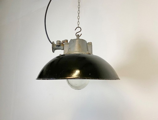 Suspension industrielle en émail noir et fonte, années 1960