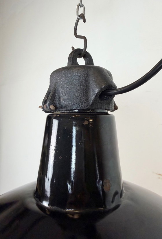 Image 1 of Industriële zwarte geëmailleerde fabriekslamp met gietijzeren bovenkant, jaren 50